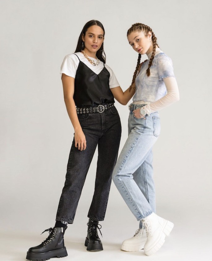 Mujer con jeans y botas