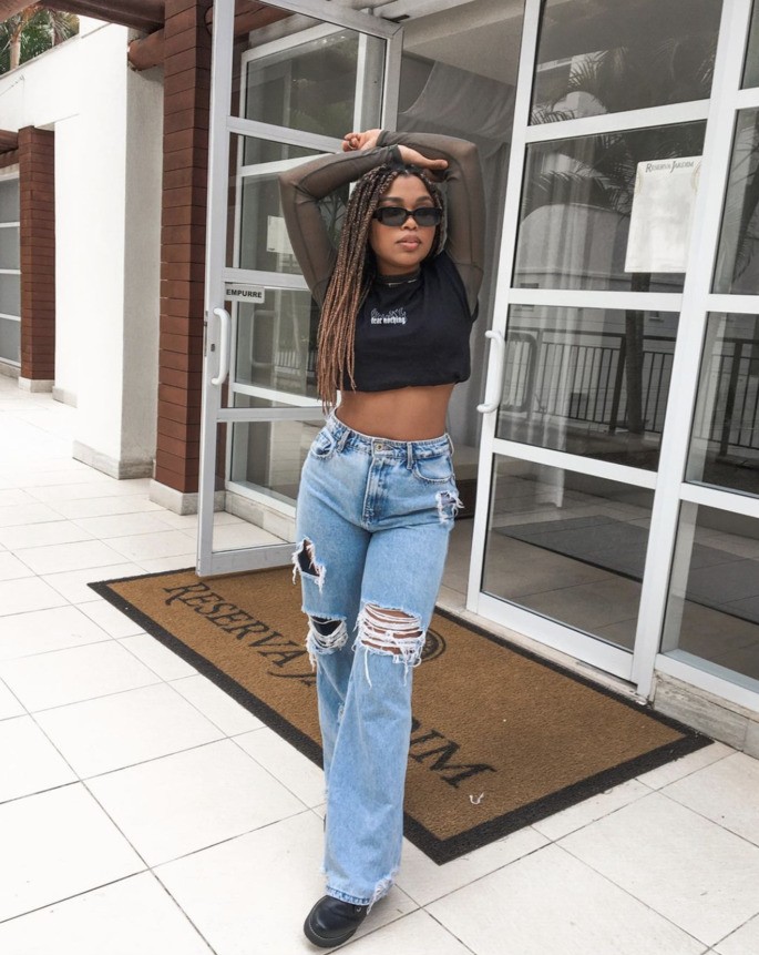 mujer con pantalones y botas