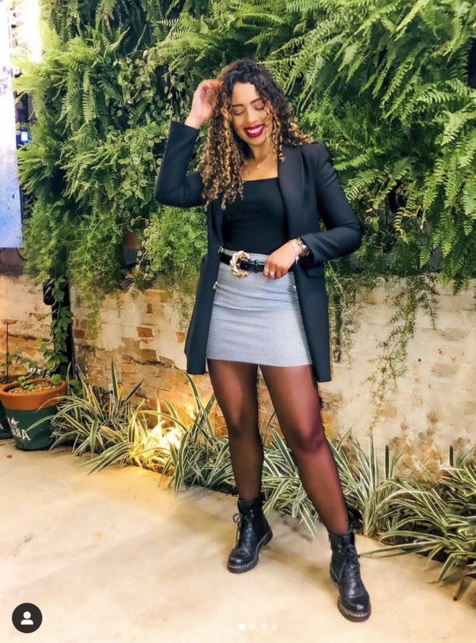 Mujer con minifalda y botas