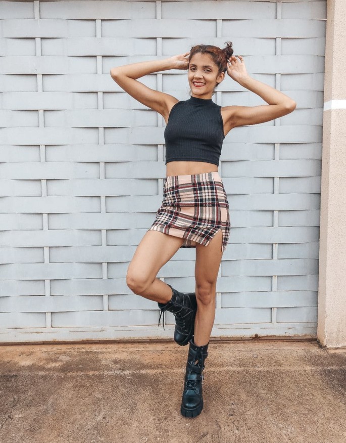 Mujer con minifalda y botas