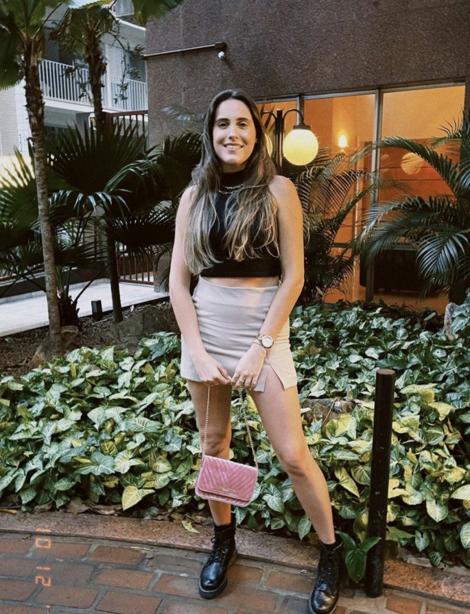 Mujer con minifalda y botas