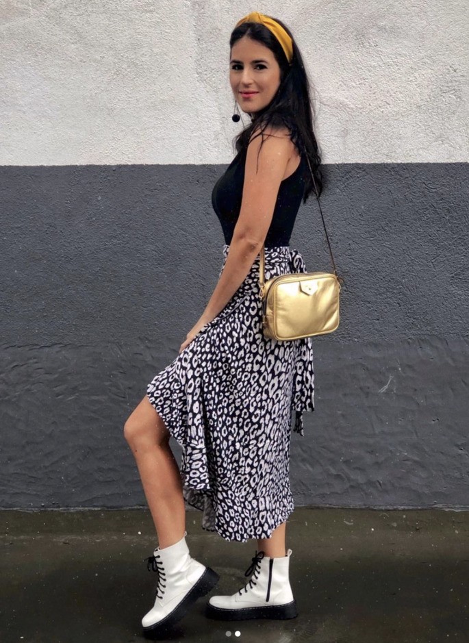 mujer con falda y botas