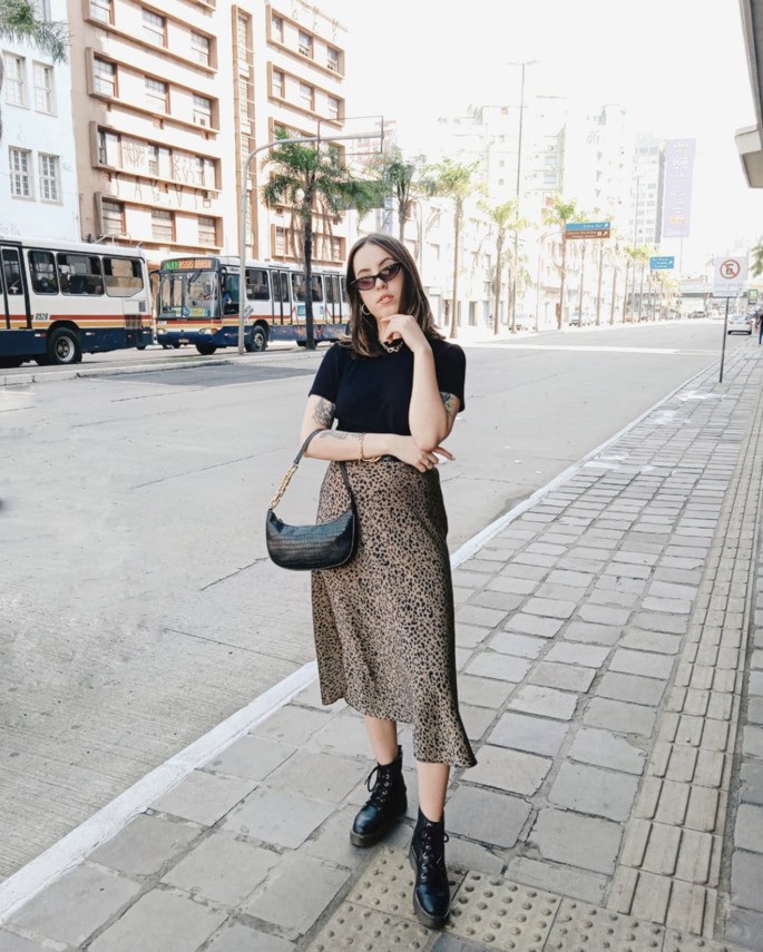 mujer con falda y botas