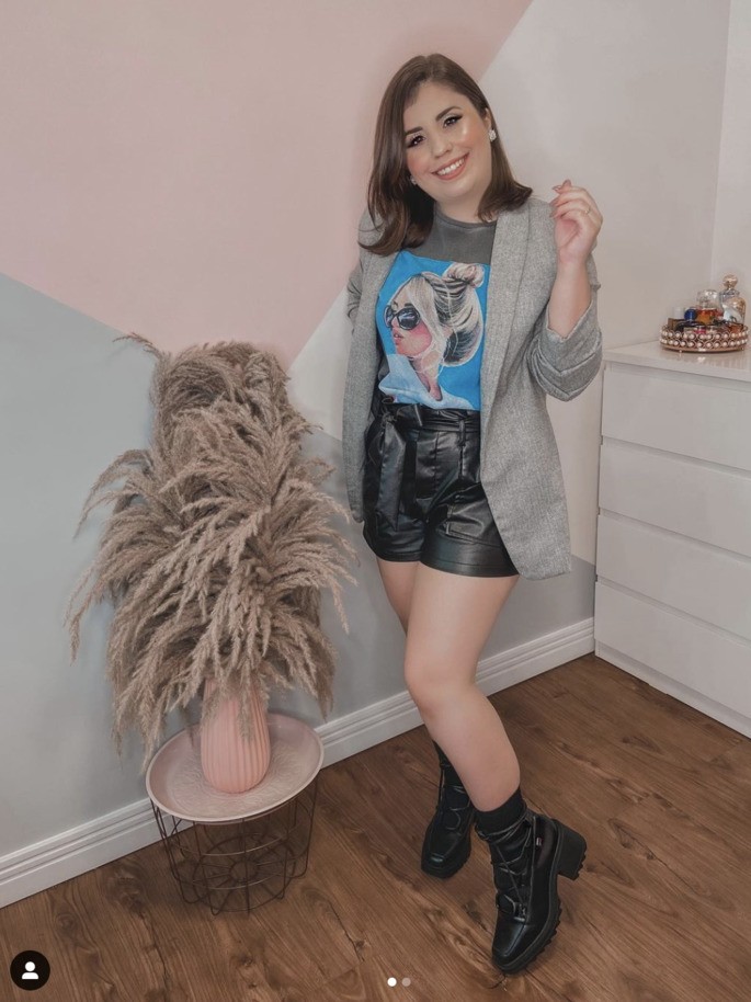 mujer con shorts y botas