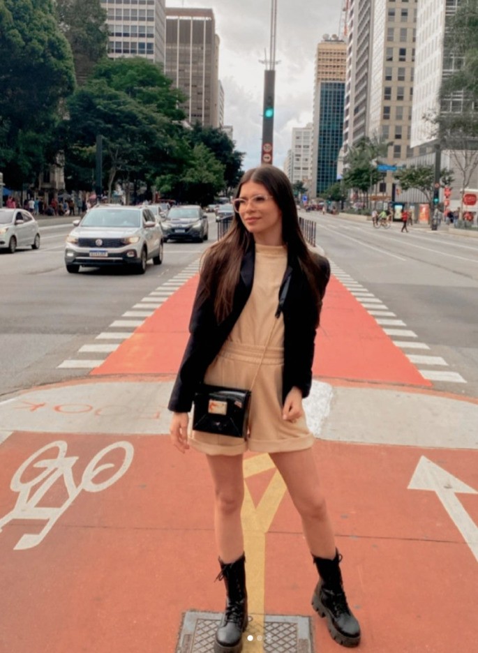 mujer con chaqueta y botas