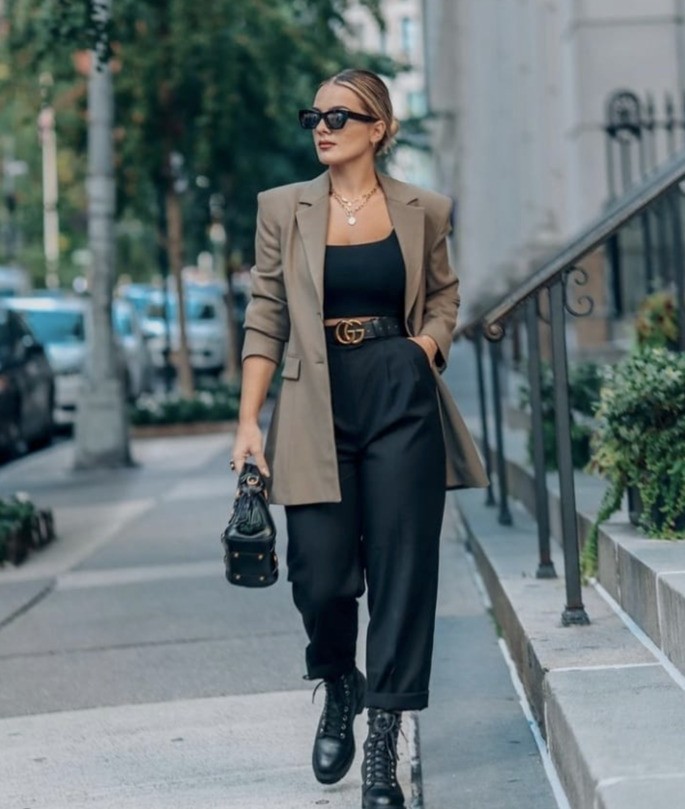 mujer con chaqueta y botas