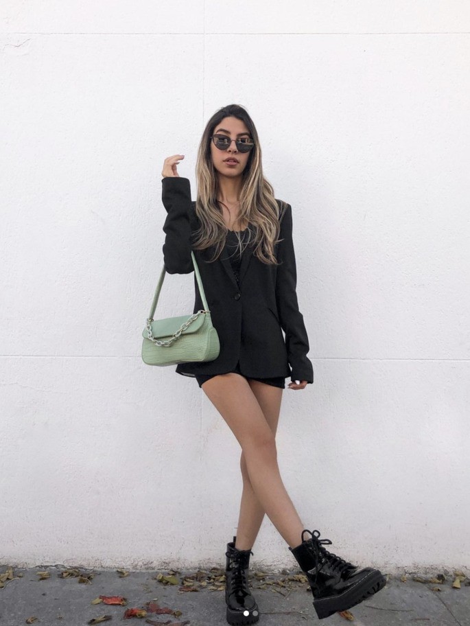 mujer con chaqueta y botas