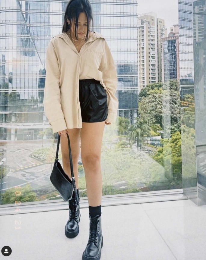 mujer con shorts y botas