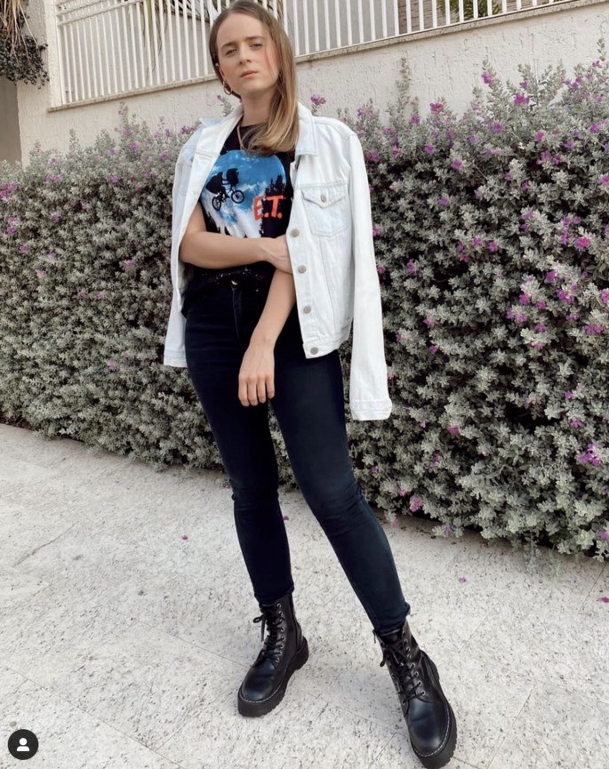 Mujer con chaqueta vaquera y botas