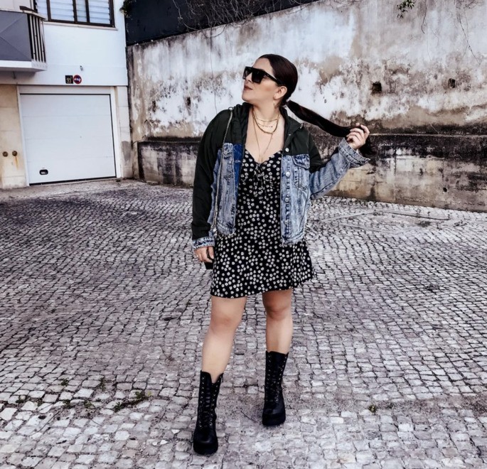 Mujer con chaqueta vaquera y botas