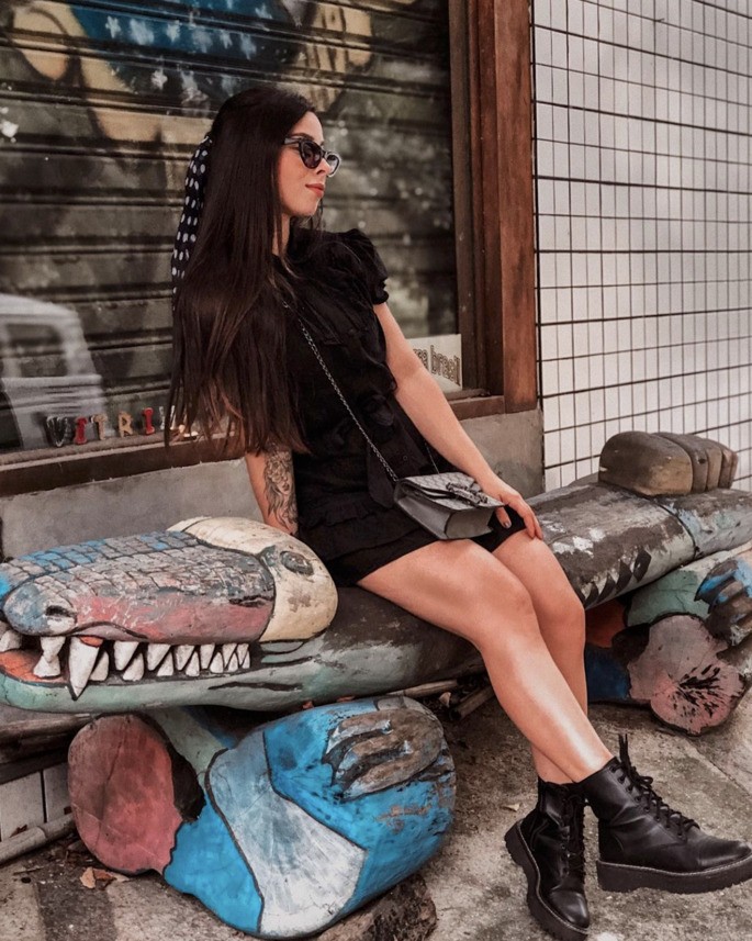 La mujer posa para la foto.