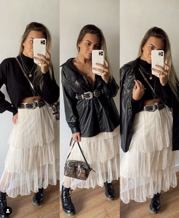 La mujer posa para la foto.