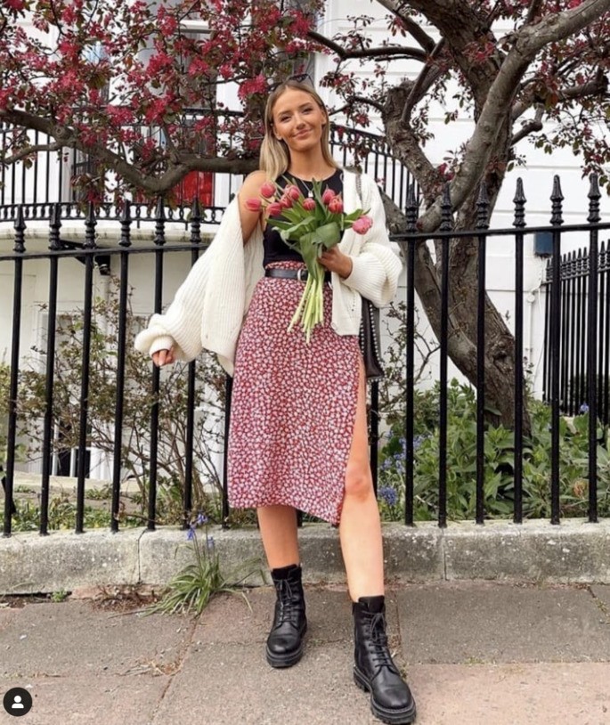 La mujer posa para la foto.