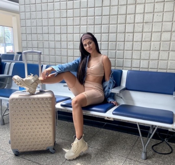 La mujer posa para la foto.