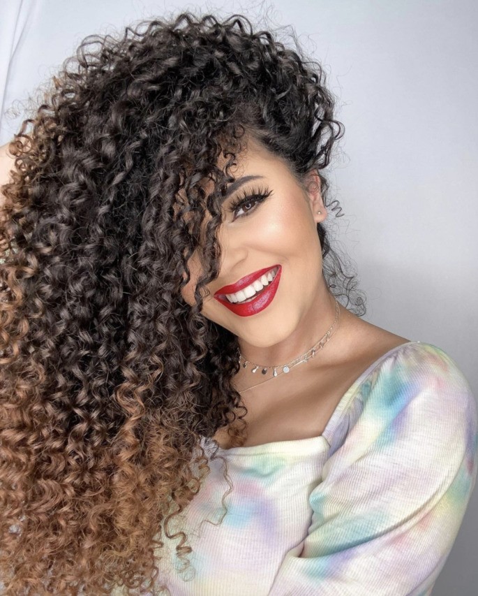 La mujer posa para la foto.