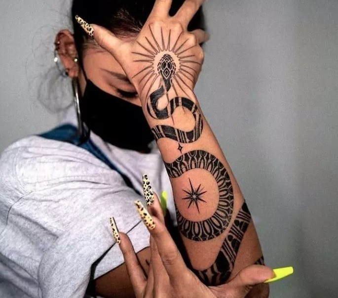 tatuaje de serpiente femenina