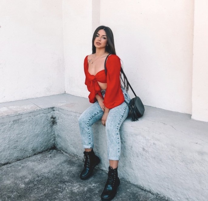 mujer con pantalones y botas